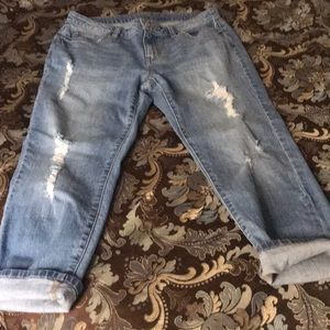 EUC Jennifer Lopez distressed capris.
